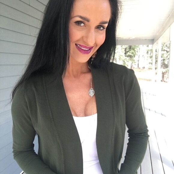 NEW cozy Dark Green soft cardigan with pockets - Picture 3 of 8